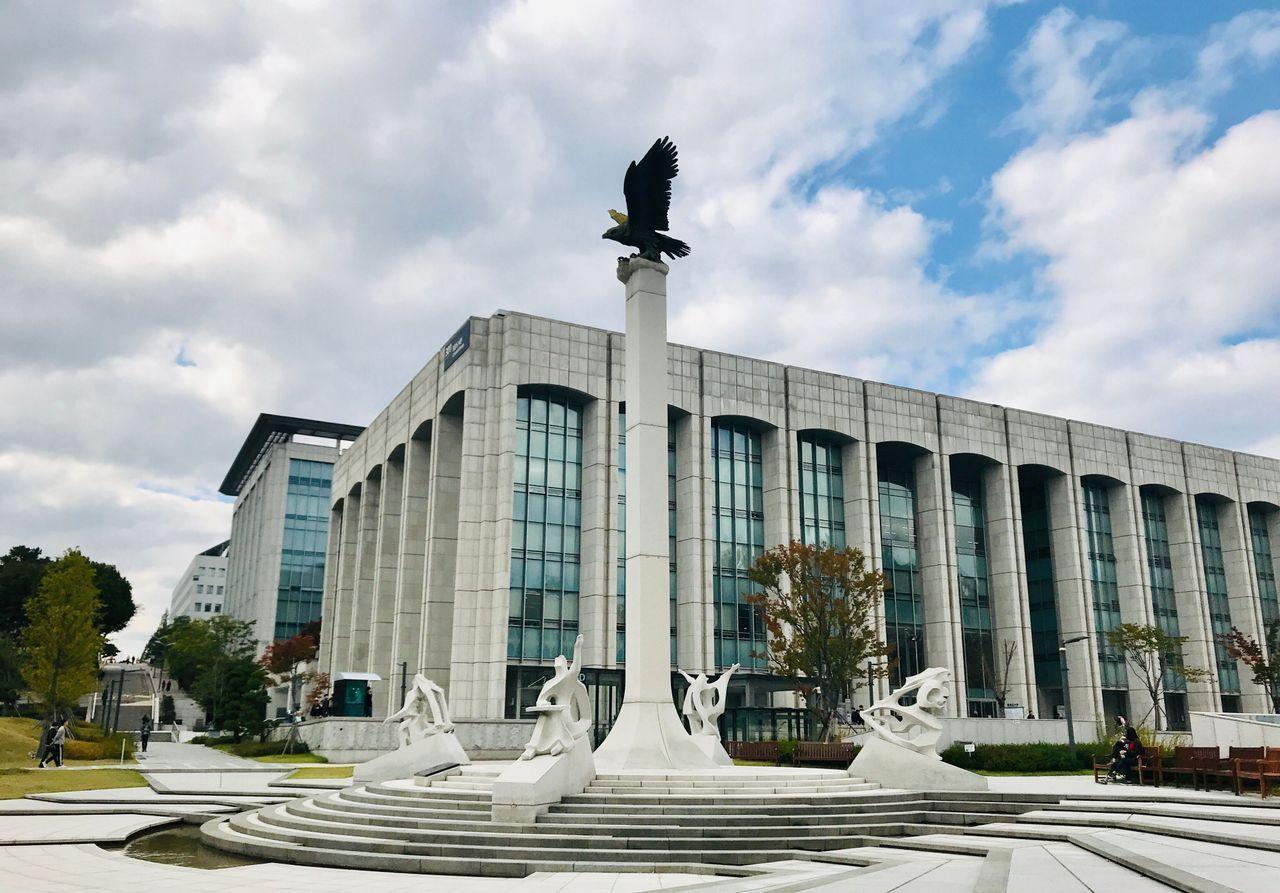 延世大学的飞鹰雕塑，象征学校的吉祥物，位于校园的地标位置。